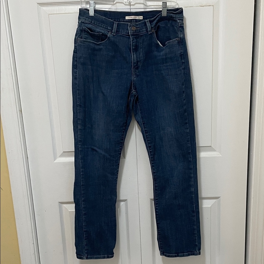 Women’s Levis classic straight leg, size 10, waste 30, rise 9, inseam 29